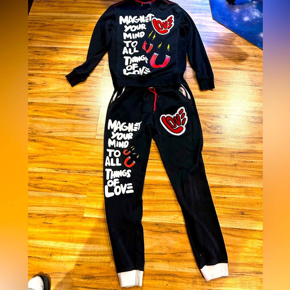 Love magnet sweatsuit